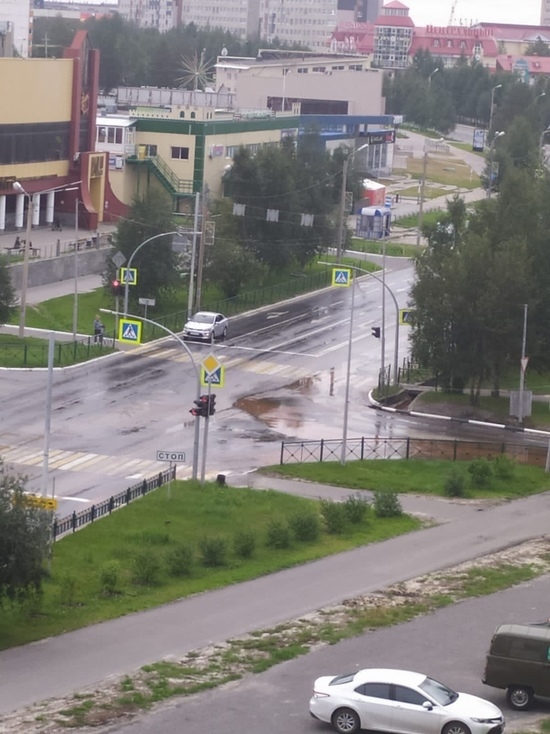 Улицы залило водой из-за аварии на сетях в Ноябрьске