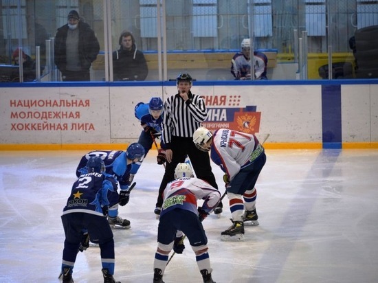 Белгородские хоккеисты уступили воронежским сверстникам