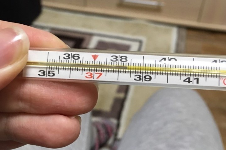 Субфебрильная температура: что делать, когда держатся 37°С