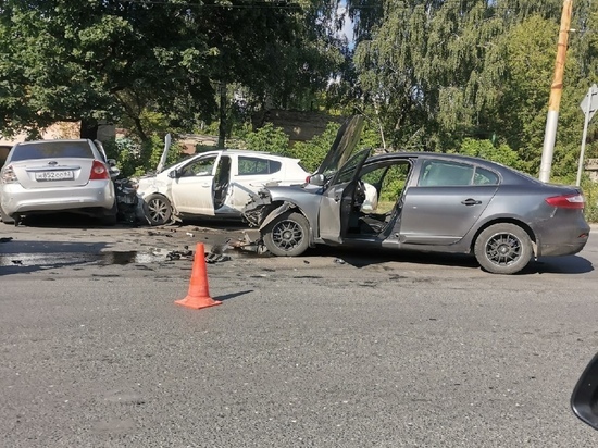 В массовой аварии на улице Спортивной в Рязани пострадала беременная женщина