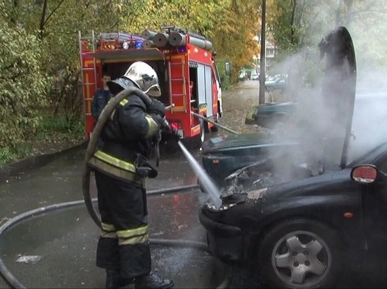 Легковой автомобиль сгорел в Пскове
