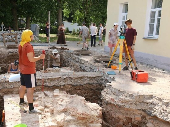 Новгородские археологи раскопали подвал палаты архиепископа Василия Калики