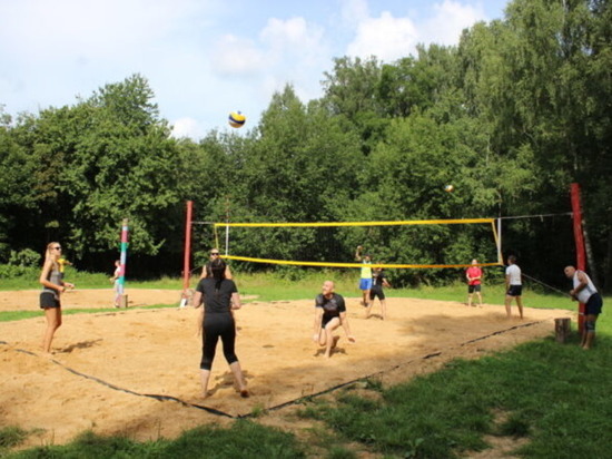 В День физкультурника в Смоленске прошли соревнования по парковому волейболу