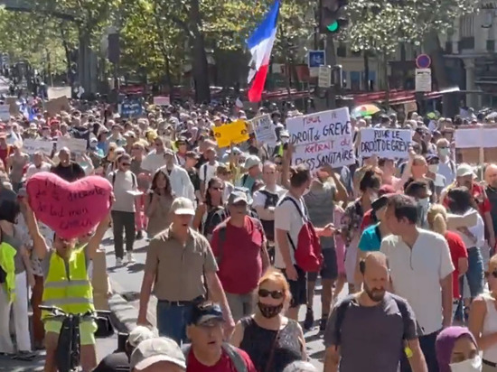 Более 200 тыс. человек вышли на протесты «санитарных паспортов» во Франции