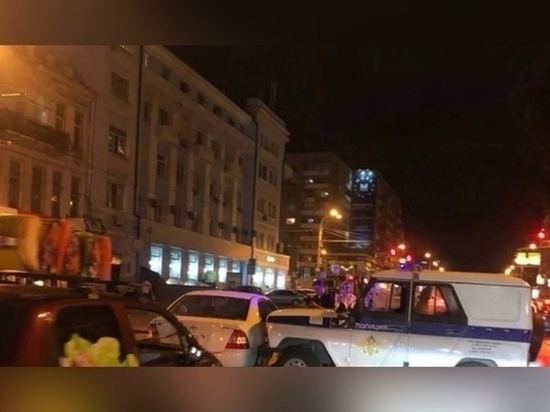 В Ростове на Ворошиловском проспекте машина полиции врезалась в иномарку