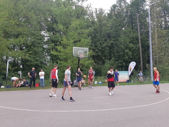 День физкультурника в Тамбове отметили уличным баскетболом
