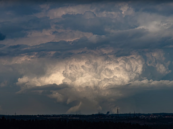 Жители Петербурга поделились кадрами закручивающихся в «торнадо» облаков