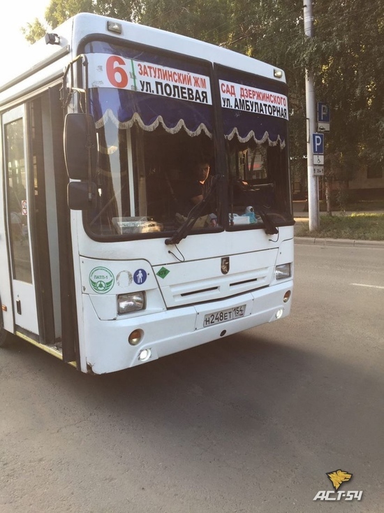 В Новосибирске пожилую женщину зажало в дверях автобуса на Затулинке