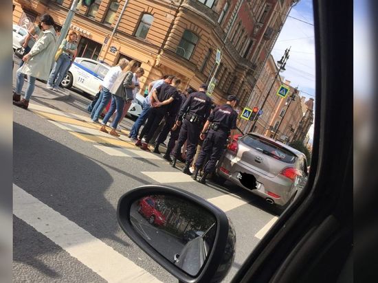 В центре Петербурга женщине стало плохо за рулем