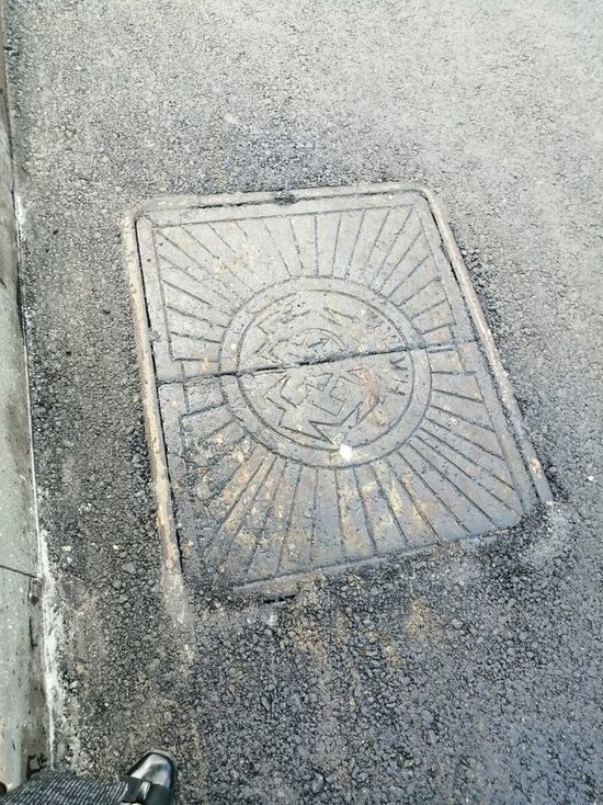 Благодаря смоленским гидам в центре Смоленска сохранили уникальный люк