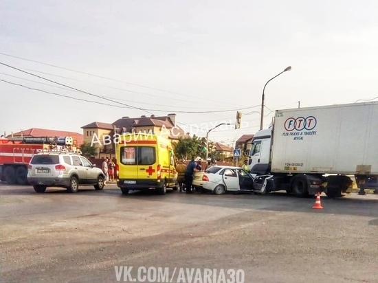 В Астрахани произошла авария с участием фуры и легкового автомобиля
