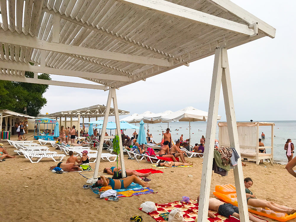 Как проходит курортный сезон в Евпатории: пляжи, цены, виды