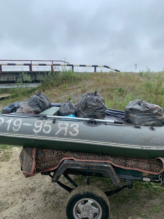 Несколько мешков чужого мусора вывезли с берега реки рыбаки из Надыма