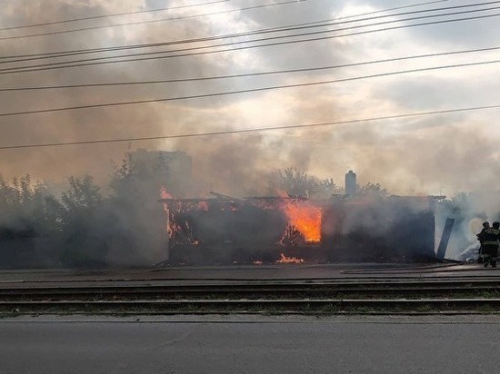 В Челябинске при пожаре в доме на Российской погиб мужчина