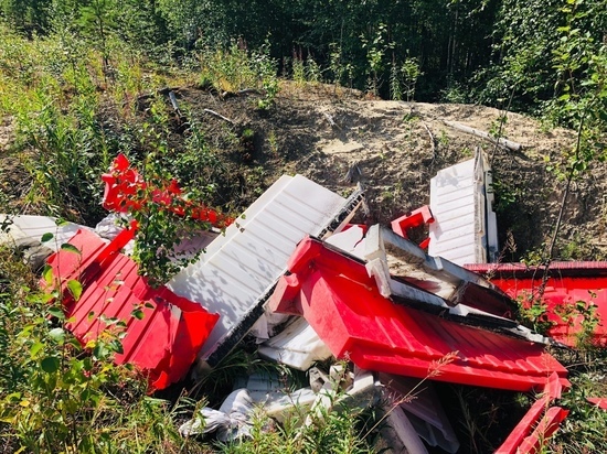 Неизвестные устроили свалку из пластиковых ограждений в лесу Ноябрьска