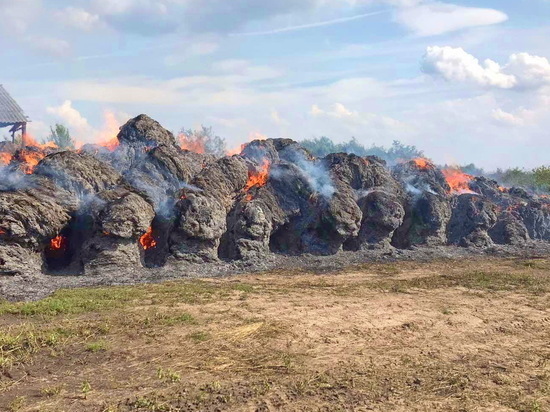 60 рулонов сена сгорело в Смоленской области воскресным днем