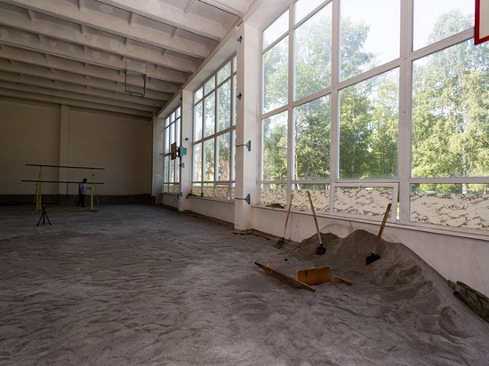 Успеть до холодов: депутаты взяли на контроль ремонт спортзала в школе на Затулинке