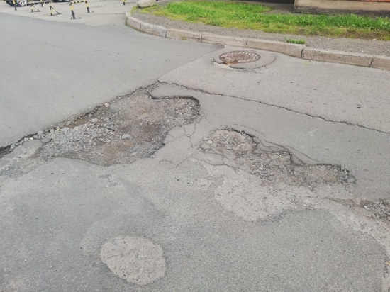 Караул: жители Петрозаводска просят заделать ямы на дороге