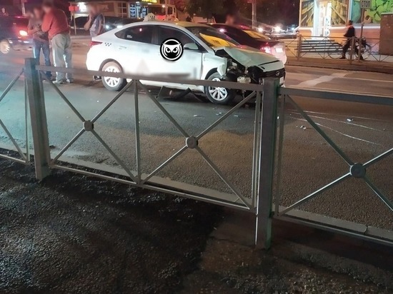 В Пензе две легковушки разбросало по перекрестку после ДТП