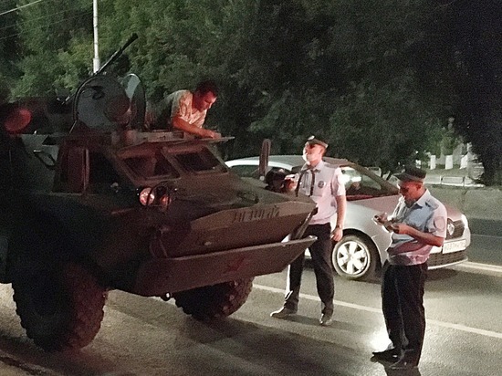 В Саратове полиция остановила БТР