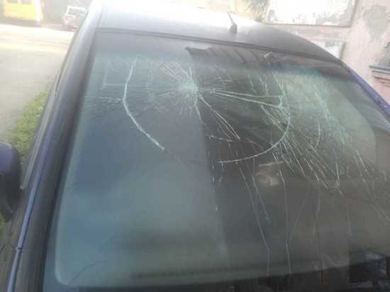 В барнаульском дворе неизвестные попрыгали на крыше машины и разбили стекло соседнего авто