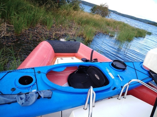Туристическая байдарка опрокинулась в заливе Ладожского озера