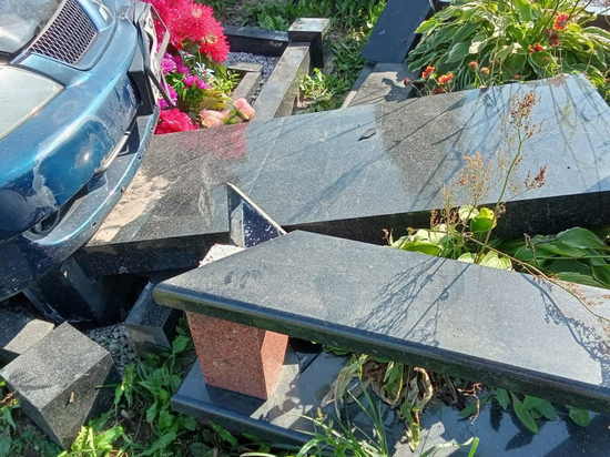 Вандалы устроили погром на подмосковном кладбище: давили могилы машиной