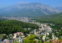 У приезжающих в Турецкую Республику отдыхающих очень популярен поселок Чиралы в районе Кемер провинции Анталья