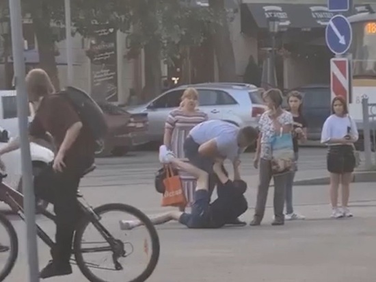 Водитель «Тойоты» напал на пешехода в центре Екатеринбурга