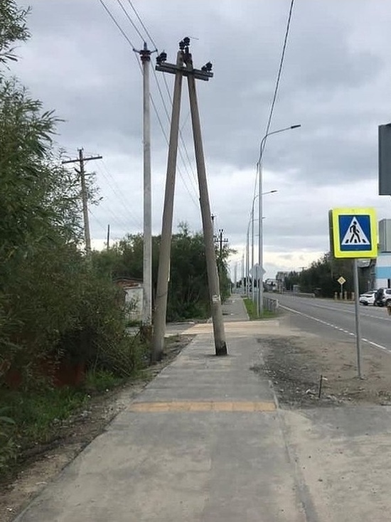 Установленный посреди нового тротуара столб в Коротчаево снесут после жалоб в соцсети