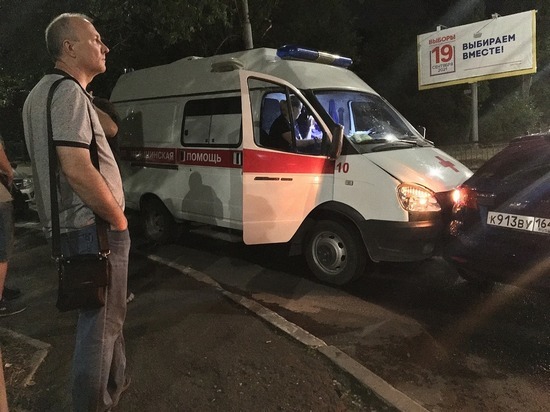 На глазах у читателя "МК в Саратове" скорая помощь попала в массовое ДТП