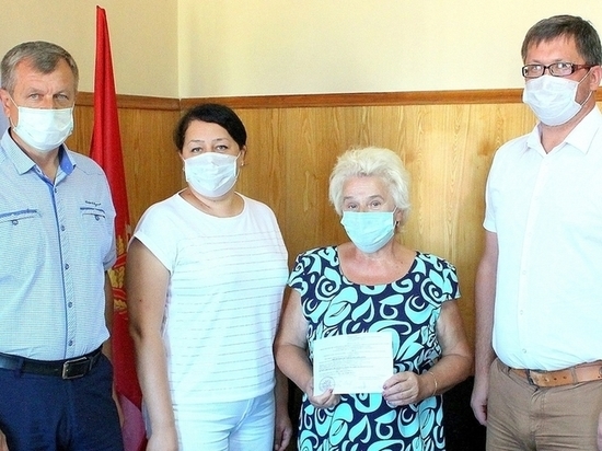 На Брянщине вручили сертификат на жилье вдове сотрудника МВД