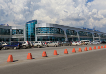 В аэропорту Толмачево находятся около 400 пассажиров, которые не могут улететь в Якутск