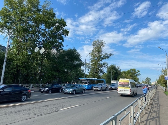 На мосту в Твери столкнулись две иномарки и автобус