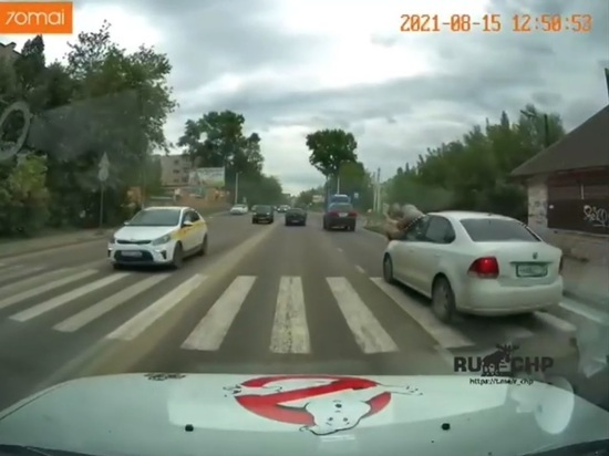 Опубликовано видео аварии на "зебре" в Тверской области