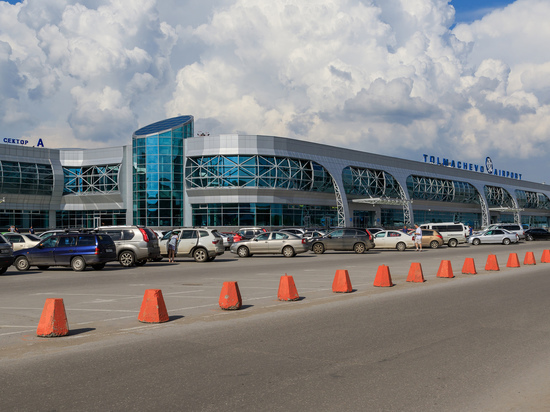 Около 400 пассажиров застряли в новосибирском аэропорту Толмачево из-за отмены рейсов в Якутск