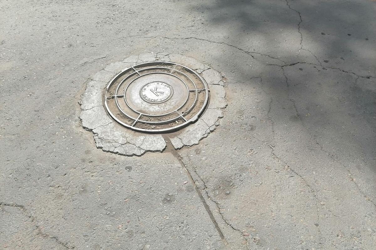 Люк На Дороге Фото