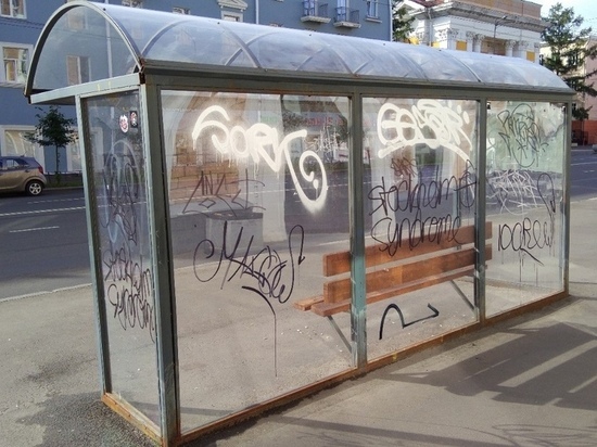 Остановку в центре Петрозаводска изрисовали граффити
