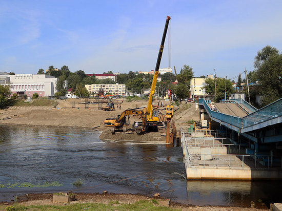 На строящемся мосту на набережной в Брянске забито почти 800 свай