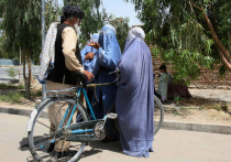 Самая молодая женщина-политик Афганистана, мэр Майдан-Шара Зарифа Гафари опубликовала пронзительные посты: она ждет, что талибы ее убьют, но не покидает город, потому что бежать некуда