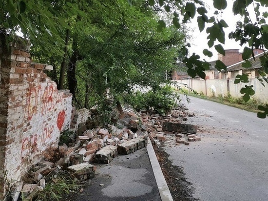 В Зернограде обрушился кирпичный забор бывшего завода