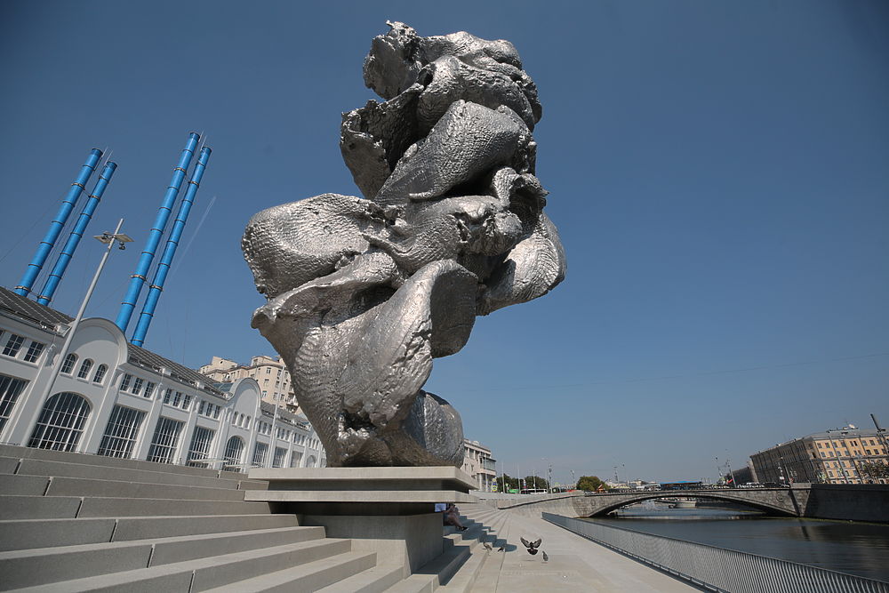 Скандальная скульптура «Большая Глина» на Болотной набережной возмутила москвичей