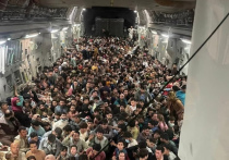 Кадр изнутри набитого беженцами из Афганистана самолета США поразил многих: 640 человек, многие с детьми, улетали в чем были – ни узелков, ни чемоданов