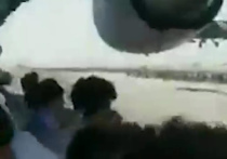 По всему миру разлетелись видеозаписи, на которых афганцы пытаются «усидеть» на корпусе и шасси взлетающего из Кабула американского военного транспортника