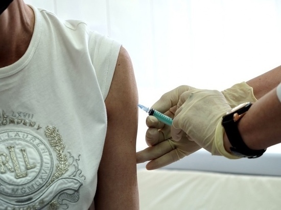 Обязательную вакцинацию педагогов от COVID-19 ввели в Новосибирской области