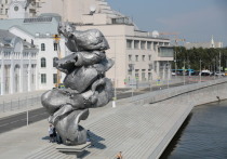 Все сильнее разгораются страсти вокруг скульптуры «Большая глина №4» Урса Фишера, на днях установленной около нового московского музея ГЭС-2