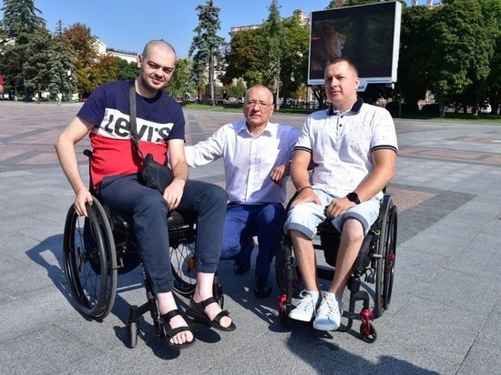 Юрий Галдун прогулялся по Белгороду вместе со спортсменами на инвалидных креслах