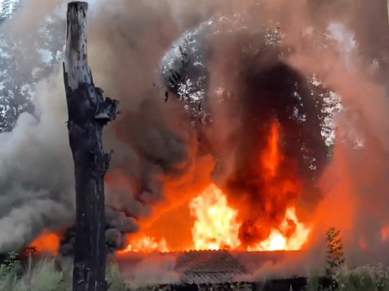 18 человек тушили серьезный пожар в центре Кемерова