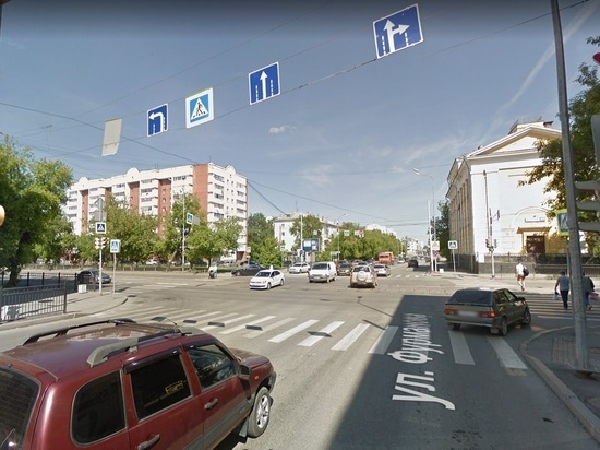 Lada Xray снесла ограждение и врезалась в дом в центре Екатеринбурга