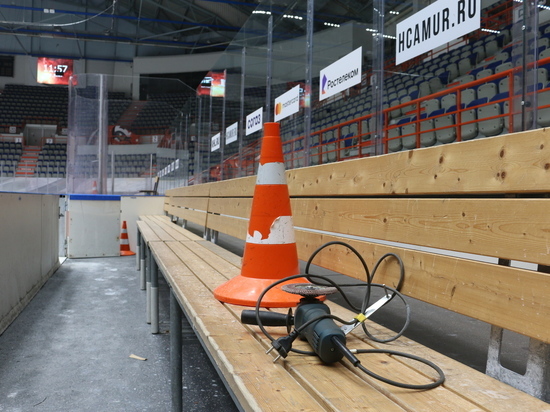 Сейчас идет ремонт на тренировочном поле, а основное уже готовятся заливать льдом